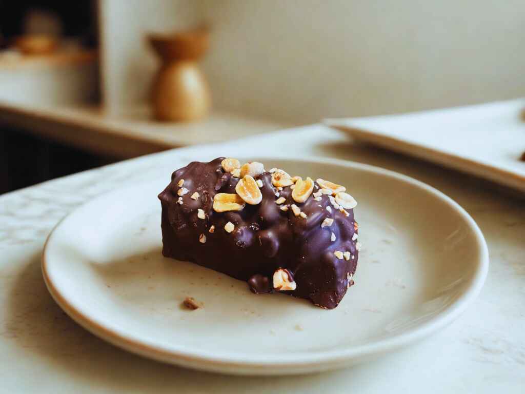 Baton czekoladowy z karmelem i orzechami